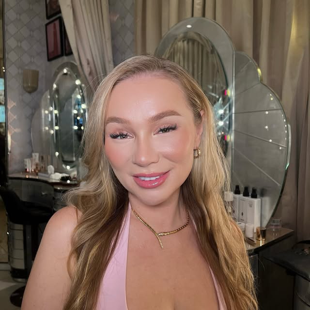 Soft glam blonde waves